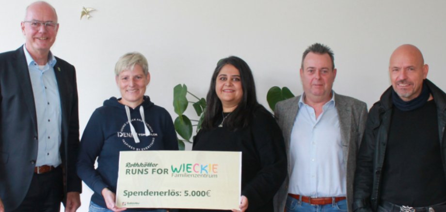Auf dem Bild v.l. Wolfgang Klußmann (Bürgermeister), Brigitta Busch (BGM-Team CFG), Nazanin Amiri-Meier (Leiterin Wieckie), Henricus Kuijpers (Betriebsleiter CFG) und Heiko Szymet (Läufer mit 212,04 km).
